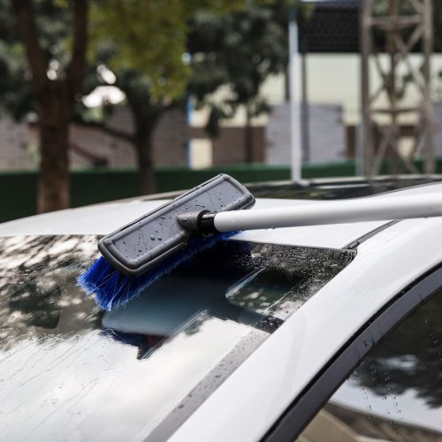 Perie spalare auto Navaris cu flux de apa, telescopica 65-100 cm, albastru, aluminiu/plastic